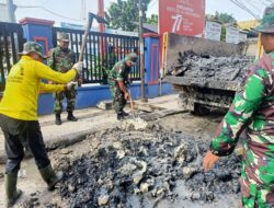 Babinsa Koramil 04/LPH Bersama PUPR Pekanbaru Laksanakan Normalisasi Parit 