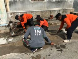 Cuaca Cerah, Koramil 04/Jebres Bersama Masyarakat Kebut Pembuatan Saluran Air Dalam Karya Bakti Daerah