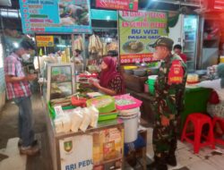 Komsos Dengan Pedagang Pasar Tradisional Babinsa Sudiroprajan Sisipkan Pesan Prokes