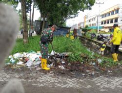 Babinsa Kel. Bencah Lesung Melaksanakan Goro Bersama DLHK di Jalan Riau Ujung 