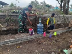 Demi Keamanan Babinsa Kerja Bakti Bangun Pagar