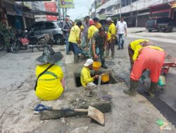 Babinsa Koramil 03/Snpl Melaksanakan Gotong Royong Normalisasi Parit Dalam Rangka Pekanbaru Bebas Sampah dan Banjir 