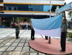 Babinsa Kampung Dalam Latih Upacara Bendera Dan PBB Di SMK Muhammadiyah 1 Pekanbaru