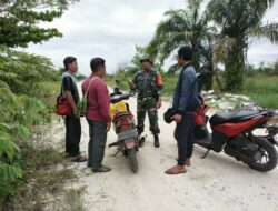 Sertu Jamil Candra Bersama MPA Melaksanakan Patroli dan Sosialisasi Karhutla di Seputaran Jalan Riau Ujung