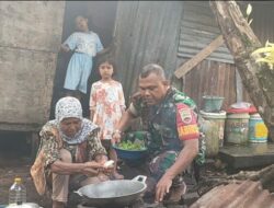 Babinsa Koramil 03/Senapelan Masuk Dapur Warga Kurang Mampu, Bantu Masak Dan Beri Bantuan Sembako