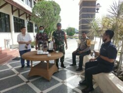 Babinsa Kelurahan Air Hitam Bersama Bhabinkamtibmas Patroli Wilayah Dan Komsos Dengan HRD PT. Salim