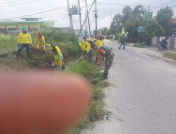 Babinsa Koramil 03/Senapelan Laksanakan  Goro Normalisasi Parit  Wujudkan  Pekanbaru Bebas Sampah dan Banjir