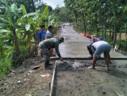 Bukti Kemanunggalan TNI-Rakyat, Babinsa bersama Masyarakat Cor Jalan