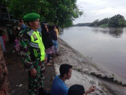 Sertu Marhamudin Membantu Pencarian Anak Hanyut di Sungai Siak