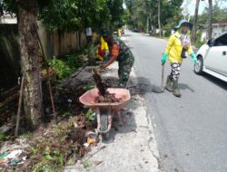 Wujudkan Pekanbaru Bebas dari Sampah dan Banjir, Babinsa Gotong Royong Bersama Pekerja dari Dinas DLHK