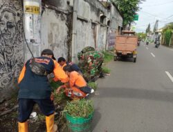 Peduli Lingkungan, Serka Jhony  Bersama Staf Kelurahan Dan Warga Laksanakan Jum’at Bersih