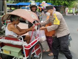 ANGGOTA POLSEK KEPANJEN KIDUL MELAKSANAKAN JUM’AT BERKAH BERBAGI NASI DENGAN PEMULUNG DAN TUKANG BECAK