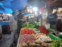 Babinsa Tegakan Prokes Di Pasar Palapa 