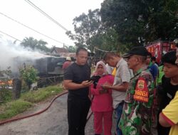 Babinsa Kel. Kampung Baru Membantu dan Memantau Kebakaran Rumah Warga di Jalan Meranti 