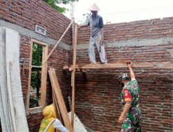 Babinsa Bantu Pembangunan Rumah Warga Binaannya