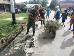 Dalam Rangka Wujudkan Kota Pekanbaru Bersih Babinsa dan Lurah Serta Warga  Laksanakan Gotong Royong 