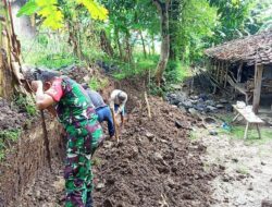 Wujudkan Kemanunggalan TNI bersama Rakyat, Babinsa Nogosari Bantu Pembuatan Pondasi Pagar