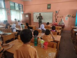 Komsos Dengan Pelajar SDN 148 di Kampung Pancasila, Babinsa Bahas Tentang Keharmonisan dan Kerukunan Beragama 