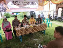 Babinsa Mendampingi Warga Menghadiri Reses dan Menjemput Aspirasi Masyarakat dari Anggota DPRD Provinsi Riau