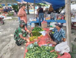 Babinsa Kel. Sialang Sakti Serda Karjo Himbau Prokes di Pasar Kaget