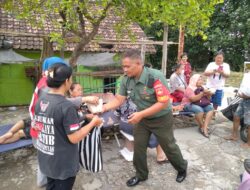 Peduli Korban Banjir, Babinsa Kelurahan Sewu Terjun Langsung Berikan Bantuan