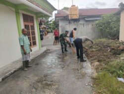 Babinsa Padang Terubuk Bersama Bhabinkamtibmas Gotong Royong Bersama Warga di RT 03 RW 03