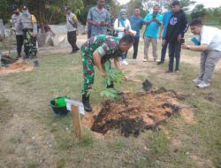 Danramil 03/Senapelan Bersama Tiga Pilar Melaksanakan Penghijauan dengan Penanaman Pohon Bersama FIF Group