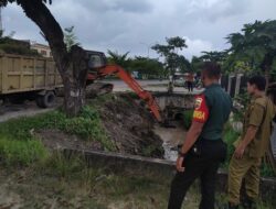 Babinsa Labuh Baru Timur Monitoring Pengerukan Parit, Antisipasi Terjadinya Banjir Di RW 10