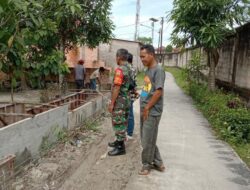 Babinsa Tangkerang Labuai Bantu Warga Membuat Saluran Pembuangan Air Pengendalian Banjir