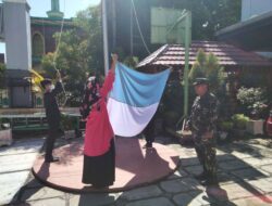 Dalam Rangka Peringati Hari Guru Nasional, Babinsa Kampung Bandar Latih Mahasiswa PPL Upacara Bendera