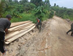 Babinsa Gotong Royong Bersama Warga Bangun Jalan 