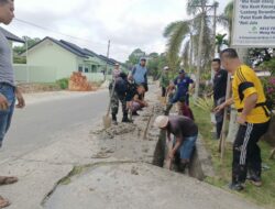 Berperan Aktif Dalam Kegiatan Gotong Royong Babinsa Bersama Warga Perbaiki Gorong-gorong 