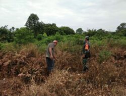 Personil Koramil 03/Senapelan Cegah Karhutla di Wilayah Rawan Kebakaran