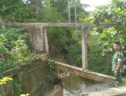 Babinsa Pantau Daerah Rahwan Banjir Di Wilayah Binaan