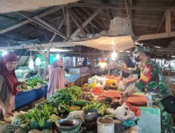 Tegakan Prokes, Babinsa Himbau Pengunjung dan Pedagang di Pasar Palapa