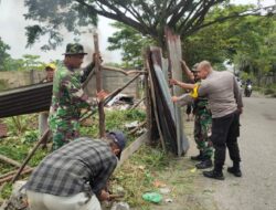 Babinsa Kelurahan Sidomulyo Timur Bersama Warga Bersikan Sampah Dan Tutup TPS Ilegal Dengan Pagar Seng