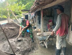 Tak Pernah lelah, Babinsa Bantu Warga Rehab Rumah