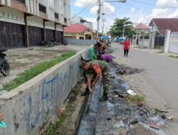 Peltu Suhermanto Bersama Warga Gotong Royong Bersihkan Sampah Yang Berserakan Di Jalan 