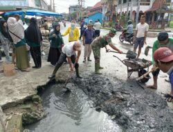 Babinsa Kel. Padang Bulan Melaksanakan Gotong Royong di Pasar Kodim Bersama Pedagang