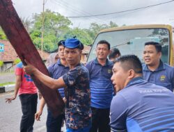 Atasi Banjir, Polsek Muntok Polres Bangka Barat Bersihkan Selokan