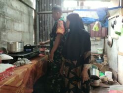 Masuk Dapur Warga Kurang Mampu, Babinsa Koramil 03/Snpl Bantu Masak dan Berikan Bantuan Sembako