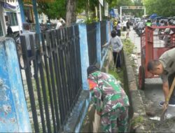 Gagas Gotong Royong, Babinsa Kampung Baru Ajak Warga Bersihkan Parit dan Bahu Jalan 