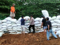 Tekan Angka Kecelakaan Jelang Nataru, Polres Mojokerto Benahi Barikade Karung Sekam di Jalur Cangar-Pacet