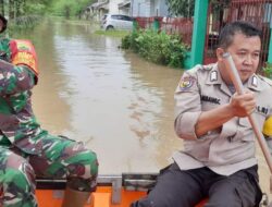 Babinsa Koramil 05/Sail Evakuasi Warga Yang Terdampak Banjir