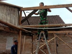 Hadir Ditengah Rakyat, Babinsa Mojosongo Bantu Perbaikan Rumah Warga