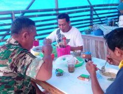 Bersama Warga Nongkrong di Warung Kopi, Tampak Keakraban Babinsa dan Warga