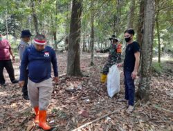 Babinsa Melaksanakan Gotong Royong  Bersama Bhabinkamtibmas Dan Warga 