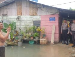 Tanggap Bencana, Personel Polresta Pangkalpinang Bersama BPBD Kota Pangkalpinang Mendatangi Lokasi Banjir Rob