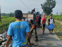 Babinsa Gotong Royong Bersama Warga, Membersihkan Sampah di Sepanjang Jalan Sekuntum