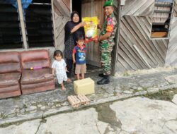 Sersan Satu M. Isak Melaksanakan Jum’at Barokah Bersama Warga di Jalan Sumbersari Kel. Tanjung Rhu